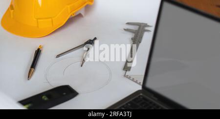 Konstruieren Sie den Arbeitsplatz mit Bauplänen, Kompass, Stift, Baustufe und Schutzhelm Stockfoto