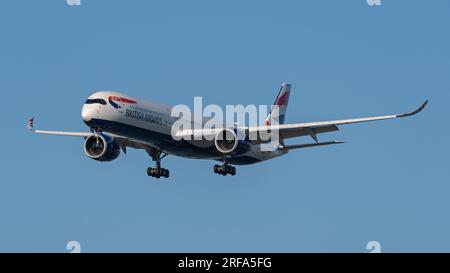 Richmond, British Columbia, Kanada. 1. Aug. 2023. Ein Flugzeug des British Airways Airbus A350-1000 (G-XWBC) in der Luft, das sich im Landeanflug am Vancouver International Airport befindet. (Kreditbild: © Bayne Stanley/ZUMA Press Wire) NUR REDAKTIONELLE VERWENDUNG! Nicht für den kommerziellen GEBRAUCH! Stockfoto