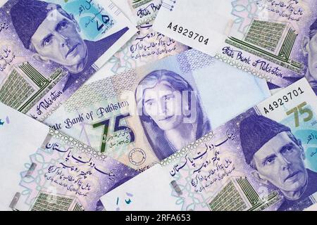 Pakistanische 75-Rupien-Banknote oder Geld isoliert auf weißem Hintergrund Stockfoto