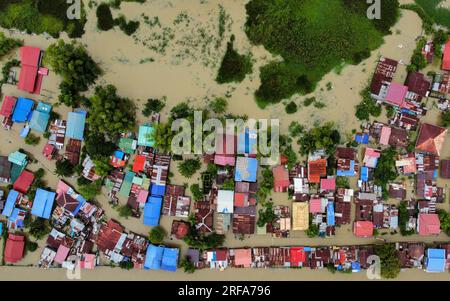 Calumpit, Bulacan, Philippinen. 31. Juli 2023. Ein Bild einer Drohne zeigt ein von Hochwasser überflutetes Wohngebiet in Calumpit City, Provinz Bulacan nördlich von Manila, Philippinen. 31. Juli 2023. Der Monsunregen hält an, auch wenn der Taifun Doksuri das Land verlassen hat und viele Teile von Manila und die nahegelegenen Provinzen überflutet. (Kreditbild: © Basilio Sepe/ZUMA Press Wire) NUR REDAKTIONELLE VERWENDUNG! Nicht für den kommerziellen GEBRAUCH! Stockfoto