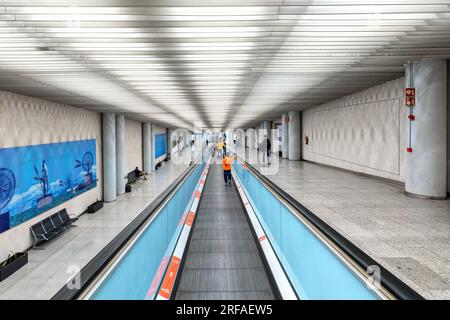 Menschen auf dem bewegenden Fußweg im Palma International Airport - alias Son Sant Joan Airport in Palma, Spanien. Stockfoto