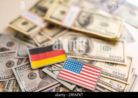 Die Flaggen der USA und deutschlands mit Euro- und Dollar-Banknoten sind gemischt Stockfoto