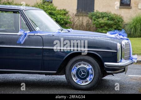 Bordeaux , Frankreich - 07 10 2023 : Mercedes-Autosternzeichen Logo Vorderseite des alten Alten Unkrautjätens Dekoration deutsches Auto Stockfoto