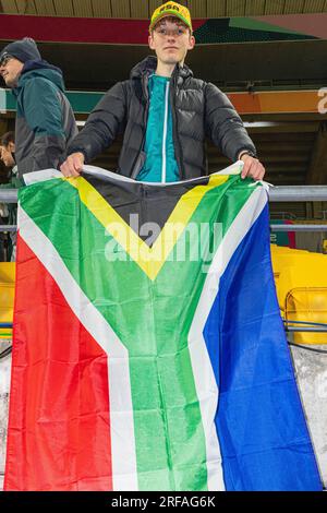 Wellington, Wellington, Neuseeland. 2. August 2023. Ein südafrikanischer Fan posiert mit seiner Flagge, bevor er beim FIFA Womens World Cup Group G-Spiel 2023 zwischen Südafrika und Italien im Wellington Regional Stadium in Wellington, Neuseeland antritt (Kreditbild: ©James Foy/Alamy Live News) Stockfoto