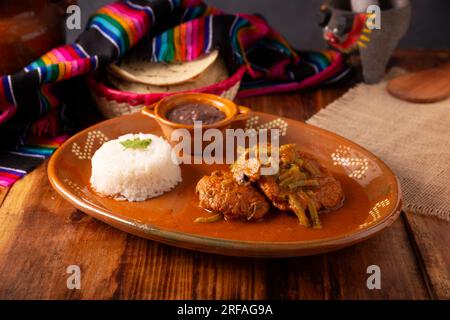 Tortitas de Carne, Fleischpfannkuchen. Tortitas sind in Mexiko und Lateinamerika beliebt und ähneln Schnittlauch, Fleisch, Rindfleisch, Thunfisch, Huhn oder o Stockfoto