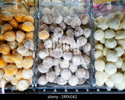 Mochi-Eis in einem Supermarkt-Gefrierschrank Stockfoto