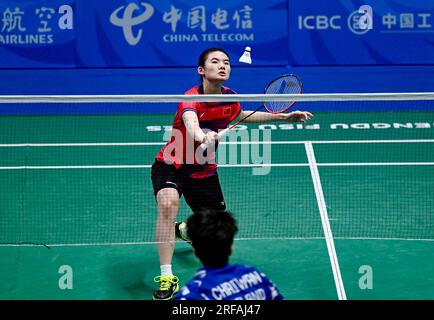 Chengdu, Chinas Provinz Sichuan. 2. Aug. 2023. Han Yue aus China tritt beim Singles-Spiel der Frauen gegen Lalinrat Chaiwan aus Thailand im Halbfinalspiel der Badminton Mixed Team zwischen Team China und Team Thailand bei den FISU Summer World University Games 31. in Chengdu, Provinz Sichuan im Südwesten Chinas, am 2. August 2023 an. Kredit: Jigme Dorji/Xinhua/Alamy Live News Stockfoto