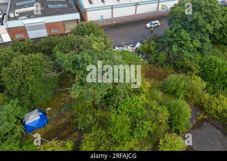 Freeth Street, Birmingham, 2. August 2023: Die Polizei von West Midlands hat eine Morduntersuchung eingeleitet, nachdem eine Frau am späten Dienstagabend in der Freeth Street in der Ladywood-Gegend von Central Birmingham tot aufgefunden wurde. Zwei Krankenwagen, ein Sanitäter und das Notfallteam, das Air Ambulance Ärzte transportierte, waren bei dem Vorfall dabei. Die medizinischen Crews versuchten vergeblich, das Opfer zu retten, aber leider wurde sie am Tatort für tot erklärt. Spezialisierte Suchteams, darunter ein Spürhund, durchsuchten die Gegend nach Hinweisen auf den Tod der Frauen. Die Gerichtsmediziner in weißen Anzügen fotografierten dann den sc des Verbrechens Stockfoto