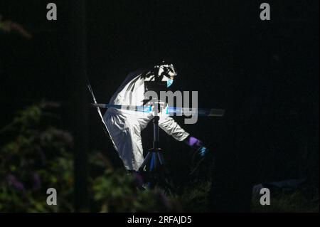 Freeth Street, Birmingham, 2. August 2023: Die Polizei von West Midlands hat eine Morduntersuchung eingeleitet, nachdem eine Frau am späten Dienstagabend in der Freeth Street in der Ladywood-Gegend von Central Birmingham tot aufgefunden wurde. Zwei Krankenwagen, ein Sanitäter und das Notfallteam, das Air Ambulance Ärzte transportierte, waren bei dem Vorfall dabei. Die medizinischen Crews versuchten vergeblich, das Opfer zu retten, aber leider wurde sie am Tatort für tot erklärt. Spezialisierte Suchteams, darunter ein Spürhund, durchsuchten die Gegend nach Hinweisen auf den Tod der Frauen. Die Gerichtsmediziner in weißen Anzügen fotografierten dann den sc des Verbrechens Stockfoto