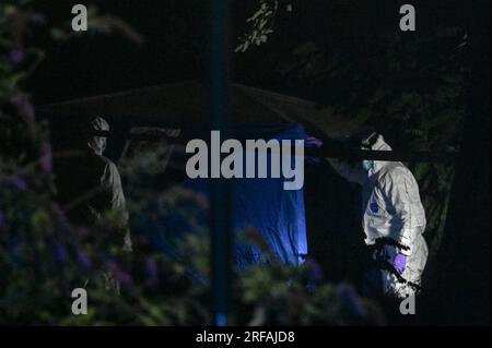 Freeth Street, Birmingham, 2. August 2023: Die Polizei von West Midlands hat eine Morduntersuchung eingeleitet, nachdem eine Frau am späten Dienstagabend in der Freeth Street in der Ladywood-Gegend von Central Birmingham tot aufgefunden wurde. Zwei Krankenwagen, ein Sanitäter und das Notfallteam, das Air Ambulance Ärzte transportierte, waren bei dem Vorfall dabei. Die medizinischen Crews versuchten vergeblich, das Opfer zu retten, aber leider wurde sie am Tatort für tot erklärt. Spezialisierte Suchteams, darunter ein Spürhund, durchsuchten die Gegend nach Hinweisen auf den Tod der Frauen. Die Gerichtsmediziner in weißen Anzügen fotografierten dann den sc des Verbrechens Stockfoto