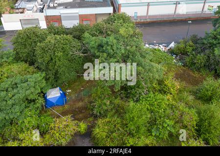 Freeth Street, Birmingham, 2. August 2023: Die Polizei von West Midlands hat eine Morduntersuchung eingeleitet, nachdem eine Frau am späten Dienstagabend in der Freeth Street in der Ladywood-Gegend von Central Birmingham tot aufgefunden wurde. Zwei Krankenwagen, ein Sanitäter und das Notfallteam, das Air Ambulance Ärzte transportierte, waren bei dem Vorfall dabei. Die medizinischen Crews versuchten vergeblich, das Opfer zu retten, aber leider wurde sie am Tatort für tot erklärt. Spezialisierte Suchteams, darunter ein Spürhund, durchsuchten die Gegend nach Hinweisen auf den Tod der Frauen. Die Gerichtsmediziner in weißen Anzügen fotografierten dann den sc des Verbrechens Stockfoto