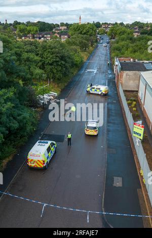 Freeth Street, Birmingham, 2. August 2023: Die Polizei von West Midlands hat eine Morduntersuchung eingeleitet, nachdem eine Frau am späten Dienstagabend in der Freeth Street in der Ladywood-Gegend von Central Birmingham tot aufgefunden wurde. Zwei Krankenwagen, ein Sanitäter und das Notfallteam, das Air Ambulance Ärzte transportierte, waren bei dem Vorfall dabei. Die medizinischen Crews versuchten vergeblich, das Opfer zu retten, aber leider wurde sie am Tatort für tot erklärt. Spezialisierte Suchteams, darunter ein Spürhund, durchsuchten die Gegend nach Hinweisen auf den Tod der Frauen. Die Gerichtsmediziner in weißen Anzügen fotografierten dann den sc des Verbrechens Stockfoto