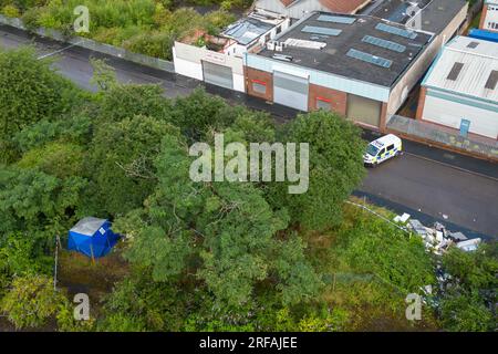 Freeth Street, Birmingham, 2. August 2023: Die Polizei von West Midlands hat eine Morduntersuchung eingeleitet, nachdem eine Frau am späten Dienstagabend in der Freeth Street in der Ladywood-Gegend von Central Birmingham tot aufgefunden wurde. Zwei Krankenwagen, ein Sanitäter und das Notfallteam, das Air Ambulance Ärzte transportierte, waren bei dem Vorfall dabei. Die medizinischen Crews versuchten vergeblich, das Opfer zu retten, aber leider wurde sie am Tatort für tot erklärt. Spezialisierte Suchteams, darunter ein Spürhund, durchsuchten die Gegend nach Hinweisen auf den Tod der Frauen. Die Gerichtsmediziner in weißen Anzügen fotografierten dann den sc des Verbrechens Stockfoto