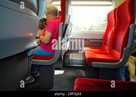 Leere Plätze in einem LNER-Zug, der von Norden nach Süden in Großbritannien fährt Stockfoto