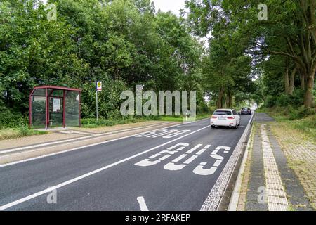 Bushaltestelle Schalloh, auf dem Land, Sauerland, in der Nähe von Soest-Bergede, Country Road L856, Buslinie 552, hat 2 Haltestellen pro Tag, Montag bis Freitag Stockfoto