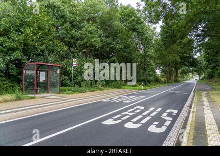 Bushaltestelle Schalloh, auf dem Land, Sauerland, in der Nähe von Soest-Bergede, Country Road L856, Buslinie 552, hat 2 Haltestellen pro Tag, Montag bis Freitag Stockfoto