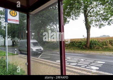 Bushaltestelle Schalloh, auf dem Land, Sauerland, in der Nähe von Soest-Bergede, Country Road L856, Buslinie 552, hat 2 Haltestellen pro Tag, Montag bis Freitag Stockfoto