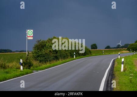 Bushaltestelle Abzweig Eschenpötel, auf dem Land, Sauerland, in der Nähe von Warstein-Allagen, Landstraße K28, Buslinie 552 zwischen Soest und Warstein hat 1 Stockfoto