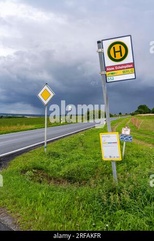 Bushaltestelle Abzweig Eschenpötel, auf dem Land, Sauerland, in der Nähe von Warstein-Allagen, Landstraße K28, Buslinie 552 zwischen Soest und Warstein hat 1 Stockfoto