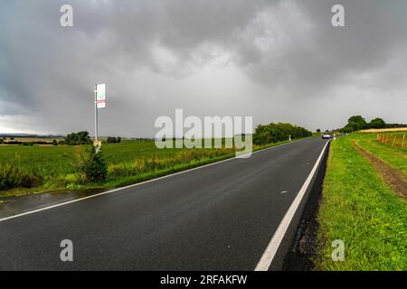 Bushaltestelle Abzweig Eschenpötel, auf dem Land, Sauerland, in der Nähe von Warstein-Allagen, Landstraße K28, Buslinie 552 zwischen Soest und Warstein hat 1 Stockfoto