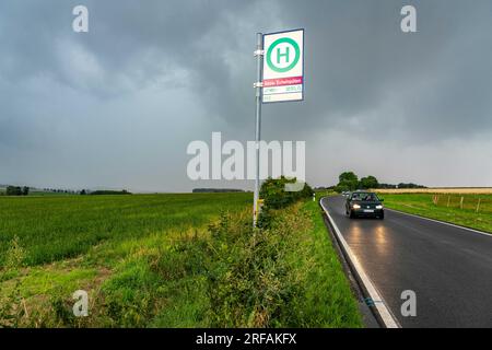 Bushaltestelle Abzweig Eschenpötel, auf dem Land, Sauerland, in der Nähe von Warstein-Allagen, Landstraße K28, Buslinie 552 zwischen Soest und Warstein hat 1 Stockfoto