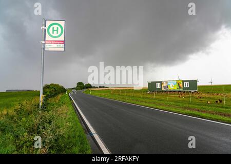 Bushaltestelle Abzweig Eschenpötel, auf dem Land, Sauerland, in der Nähe von Warstein-Allagen, Landstraße K28, Buslinie 552 zwischen Soest und Warstein hat 1 Stockfoto