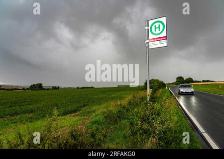 Bushaltestelle Abzweig Eschenpötel, auf dem Land, Sauerland, in der Nähe von Warstein-Allagen, Landstraße K28, Buslinie 552 zwischen Soest und Warstein hat 1 Stockfoto