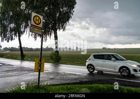 Bushaltestelle Abzweig Eschenpötel, auf dem Land, Sauerland, in der Nähe von Warstein-Allagen, Landstraße K28, Buslinie 552 zwischen Soest und Warstein hat 1 Stockfoto