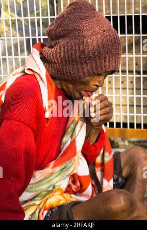 Oktober 14. 2022 Uttarakhand, Indien. Gefährdete ältere Frau indischer Herkunft mit krankheitsbedingtem Husten. Reale und ergreifende Darstellung des Alterns Stockfoto