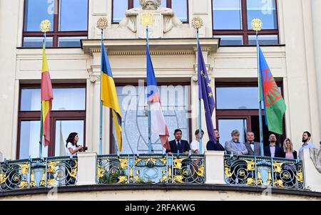 Prag, Tschechische Republik. 02. Aug. 2023. Die Roma-Flagge, rechts, wird anlässlich des Internationalen Gedenktags der Roma-Opfer des Holocaust am 2. August 2023 im neuen Rathaus gehisst, in Prag, Tschechische Republik, In Anwesenheit von Prager Bürgermeister Bohuslav Svoboda, 4. von rechts. Kredit: Katerina Sulova/CTK Photo/Alamy Live News Stockfoto