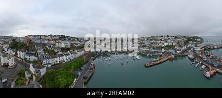 Weitwinkelblick auf das Brixham Fishing Village in Devon, Großbritannien Stockfoto