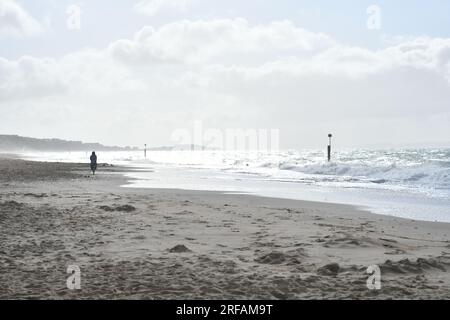 Einzelperson Walking on Boscombe Beach, Bournemouth, Dorset, England, Großbritannien, 2. August 2023, Wetter. Wilde und windige Schauer, während der nasse Sommer weitergeht. An der Südküste gibt es eine Wetterwarnung für starke Winde. Kredit: Paul Biggins/Alamy Live News Stockfoto