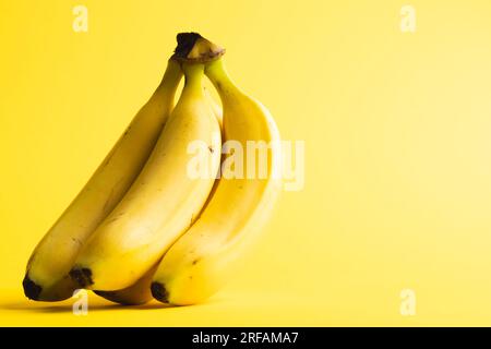 Nahaufnahme von Bananen und Kopierbereich auf gelbem Hintergrund Stockfoto