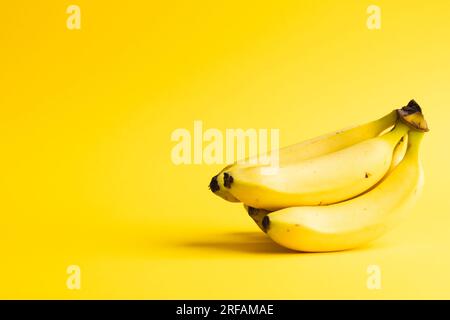 Nahaufnahme von Bananen und Kopierbereich auf gelbem Hintergrund Stockfoto