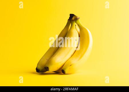 Nahaufnahme von Bananen und Kopierbereich auf gelbem Hintergrund Stockfoto