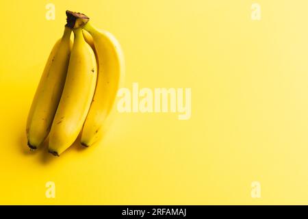 Nahaufnahme von Bananen und Kopierbereich auf gelbem Hintergrund Stockfoto