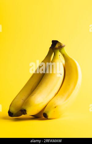 Nahaufnahme von Bananen und Kopierbereich auf gelbem Hintergrund Stockfoto