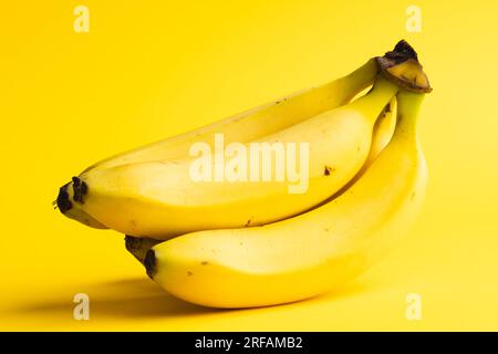 Nahaufnahme von Bananen und Kopierbereich auf gelbem Hintergrund Stockfoto