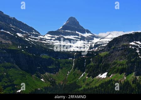 Spektakulärer reynolds Berg, Wasserfälle und Gletschertal im Frühsommer entlang der Going-to-the-Sun Road im Gletscher-Nationalpark, montana Stockfoto