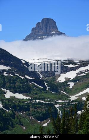 Spektakulärer reynolds Berg, Wasserfälle und Gletschertal im Frühsommer entlang der Going-to-the-Sun Road im Gletscher-Nationalpark, montana Stockfoto