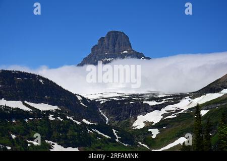 Spektakulärer reynolds Berg, Wasserfälle und Gletschertal im Frühsommer entlang der Going-to-the-Sun Road im Gletscher-Nationalpark, montana Stockfoto