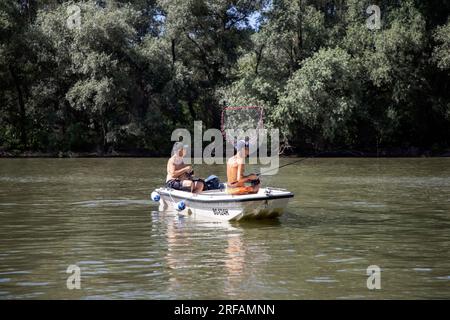 Serbien, 31. Juli 2023: Zwei Männer, die in einem Boot auf der Donau nahe Belgrad fischen Stockfoto