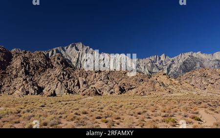 Mount whitney, die östlichen sierras und die wild erodierten Felsformationen der alabama Hills an einem sonnigen Herbsttag in der Nähe von Lone Pine, kalifornien Stockfoto