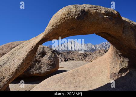 Mount whitney und die östlichen sierras, die man durch den mobius Arch in den alabama Hills an einem sonnigen Herbsttag in der Nähe von Lone Pine, kalifornien, sehen kann Stockfoto