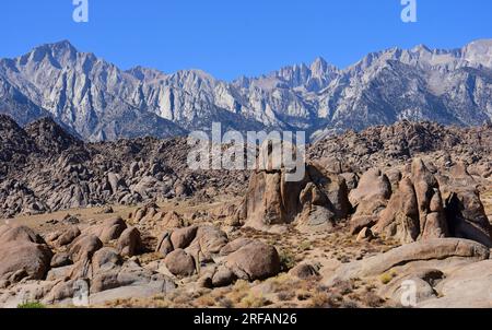 Mount whitney, die östlichen sierras und die wild erodierten Felsformationen der alabama Hills an einem sonnigen Herbsttag in der Nähe von Lone Pine, kalifornien Stockfoto