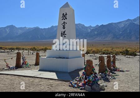 Weißer Obelisken-Schrein, der sich auf dem Friedhof des Gefangenenlagers manzanar in der Nähe von Lone Pine, kalifornien, übersetzt „Seelentröstungsturm“ bedeutet Stockfoto