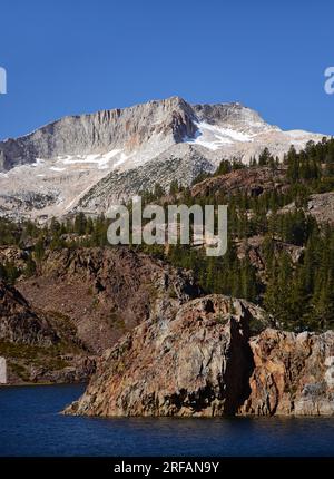 Atemberaubender ellery Lake und schneebedeckte Berggipfel in der Nähe des östlichen Eingangs zum yosemite National Park, kalifornien Stockfoto