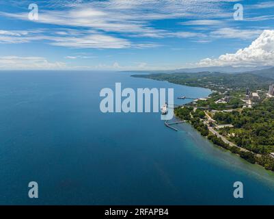 Zementwerk und Erzeugungsgebiet an der Küste von Lugait, Misamis Oriental. Mindanao, Philippinen. Stockfoto