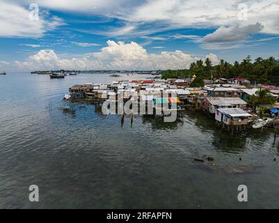 Traditionelle Stilt-Häuser über dem Meer in Zamboanga. Mindanao, Philippinen. Stockfoto