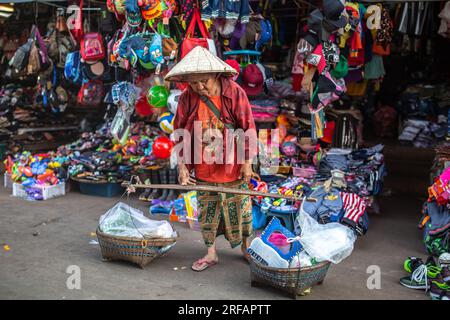 Pakse, Laos, 24. November 2017: Menschen auf dem lokalen Markt in Pakse, Laos am 24. November 2017. Stockfoto